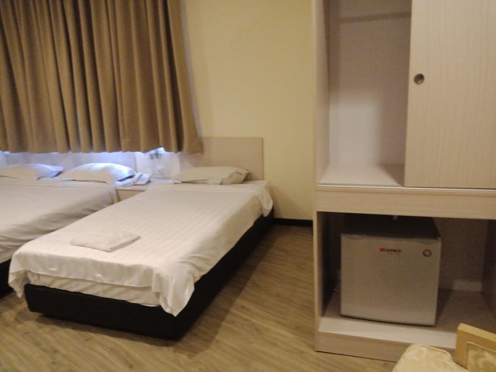 צ'ראס Hotel Zamburger Bukit Segar מראה חיצוני תמונה