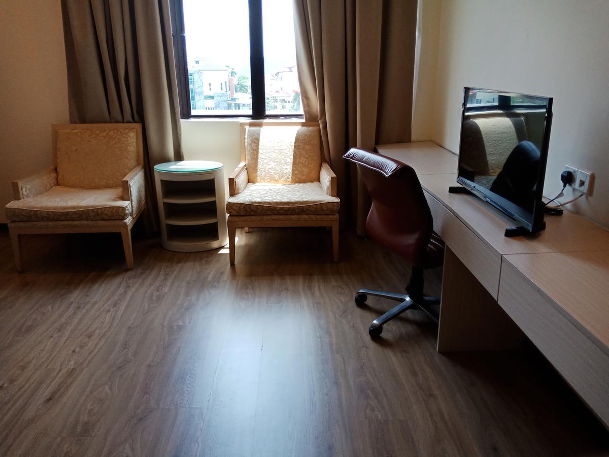 צ'ראס Hotel Zamburger Bukit Segar מראה חיצוני תמונה